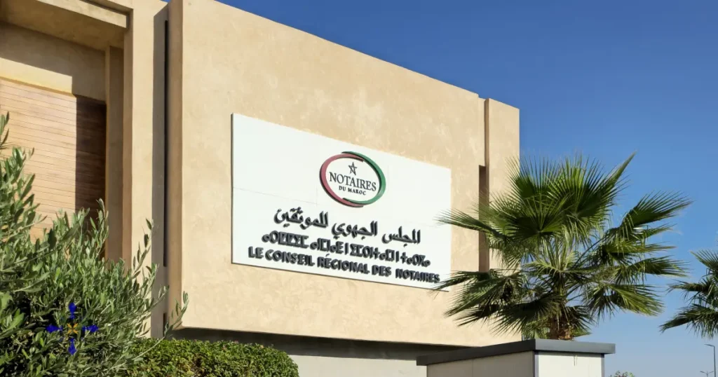 Bâtiment officiel du Conseil Régional des Notaires de Marrakech – institution qui supervise tous les notaires francophones et garantit la sécurité juridique des Français achetant un appartement en résidence sécurisée (Gueliz, Hivernage, Agdal, Victor Hugo) en 2026